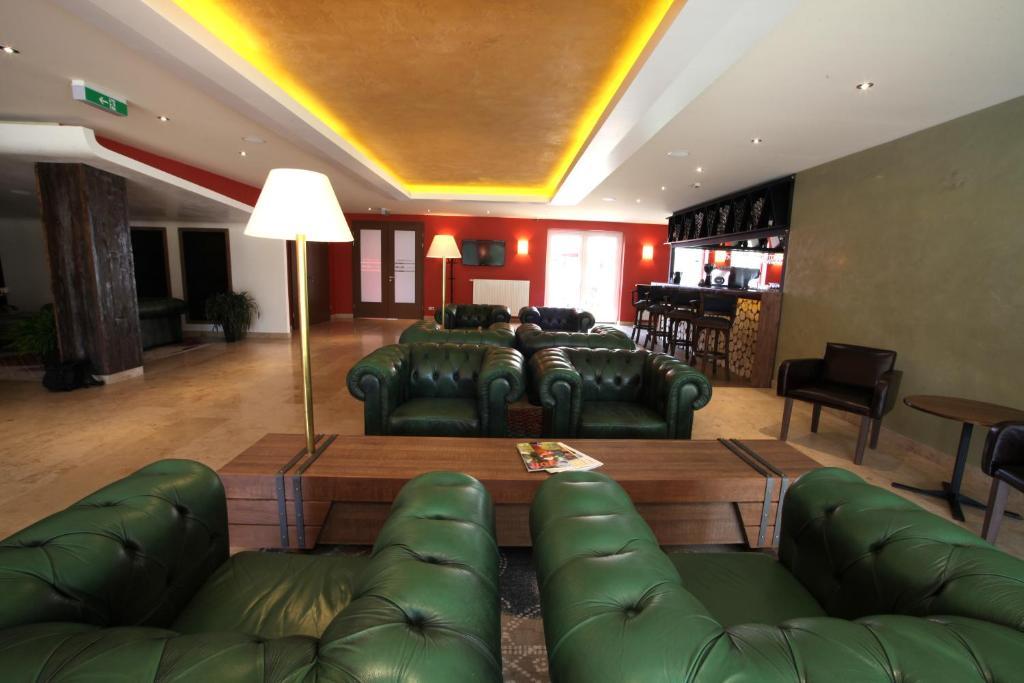 Old Lake Golf Hotel Tata Exterior foto